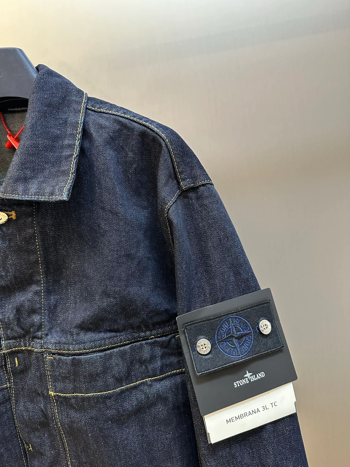P520 Stonelsland Stone Island emblem denim jacket is made of custom-made high-density twill denim fabric. The front chest pocket is cut into the front panel in a golden ratio. The iconic Stonelsland emblem is embellished on the sleeves, like a unique medal, highlighting the brand's imprint. The whole piece of clothing is washed with medium filial piety, using a special solution to remove stains and slight fading, and then snowflake washed, using a strong washing method to fade the color to make it more uniform. The whole piece of clothing is stitched together using an embedded clamping machine. By changing the needle position, the embedded clamping machine can control the distance between the two needles to achieve seamless, smooth and tidy splicing. Size: s m l xl